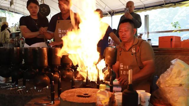 喷枪烧出顶流！央媒点名！pg电子试玩平台火了！(图3)